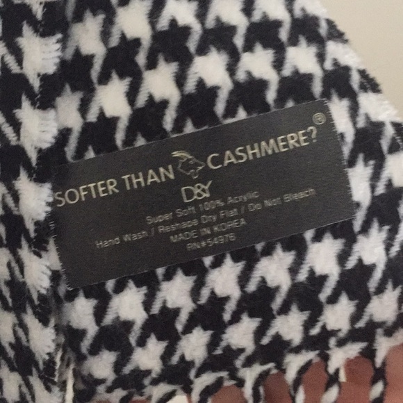 Black and white scarf - Picture 3 of 3